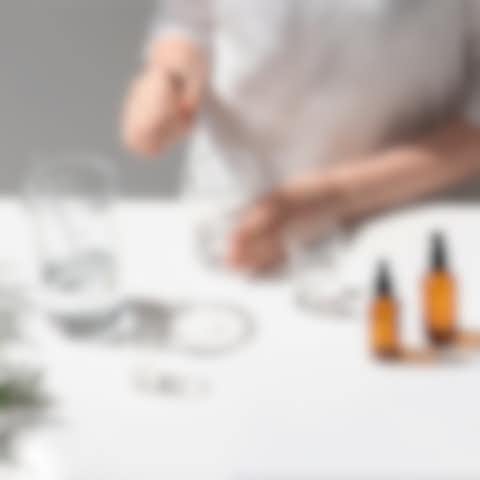 Lösungsvermittler Wissenschaftlerin testet Naturkosmetikprodukt im Labor