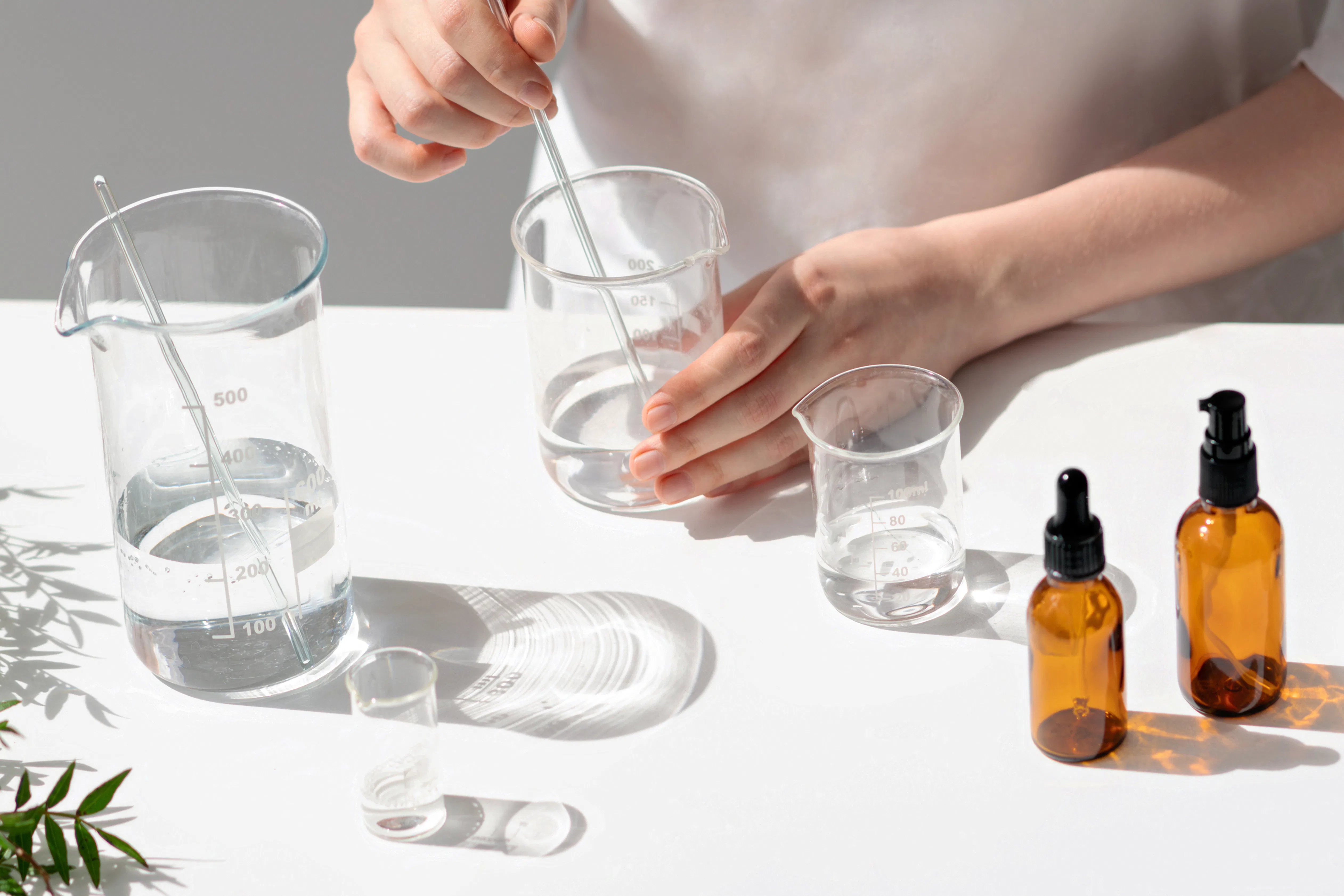 Lösungsvermittler Wissenschaftlerin testet Naturkosmetikprodukt im Labor