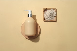 Kosmetikpulver, Fläschchen und Körner Kosmetikpulver, Fläschchen und Körner