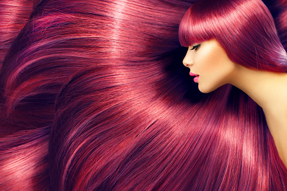 Frau mit gefärbten Haaren Frau mit roten Haaren