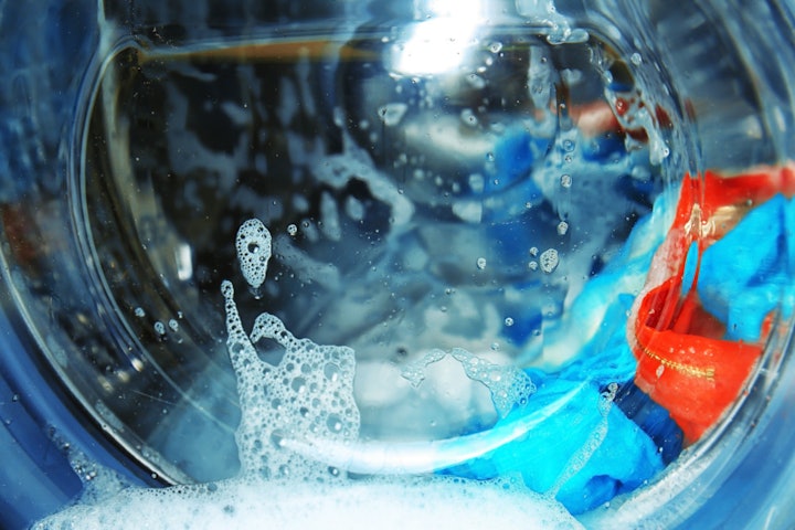 Nahaufnahme von Wäsche in einer Waschmaschine