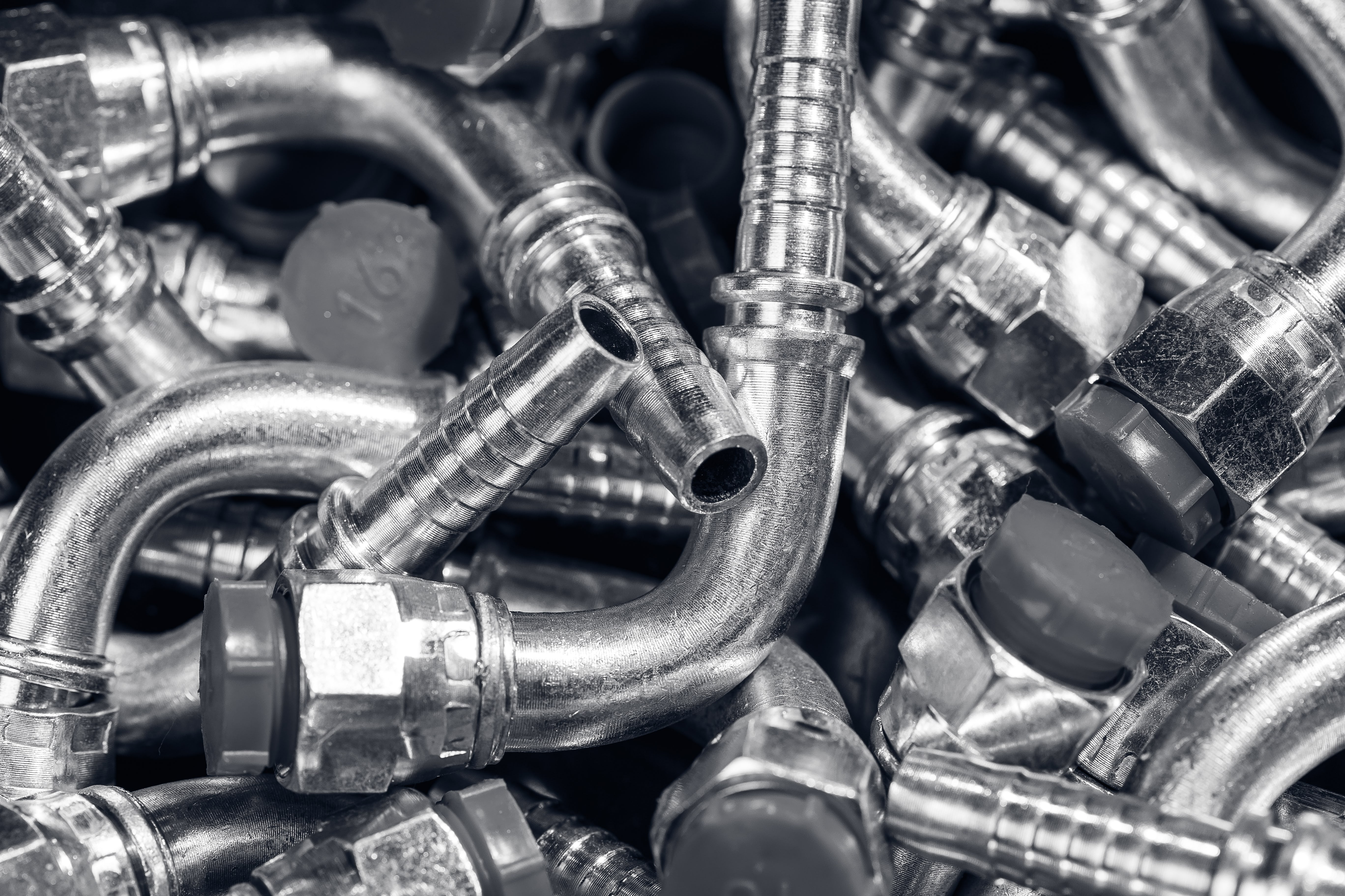 Satz Metallverschraubungen für die Verbindung von Hydraulikschläuchen Satz Metallverschraubungen für die Verbindung von Hydraulikschläuchen