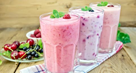 Milchshakes mit Früchten Milchshakes mit Früchten