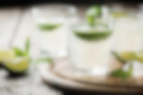 Cocktail mit Limette und Minze Cocktail mit Limette und Minze