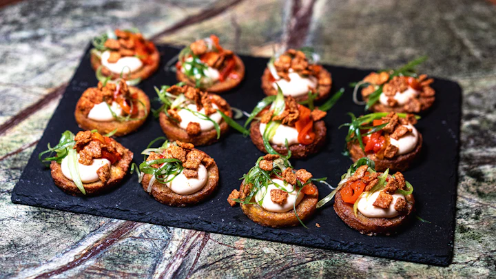 Hash Browns, Hähnchen Mayo, Hähnchenhaut Crumble