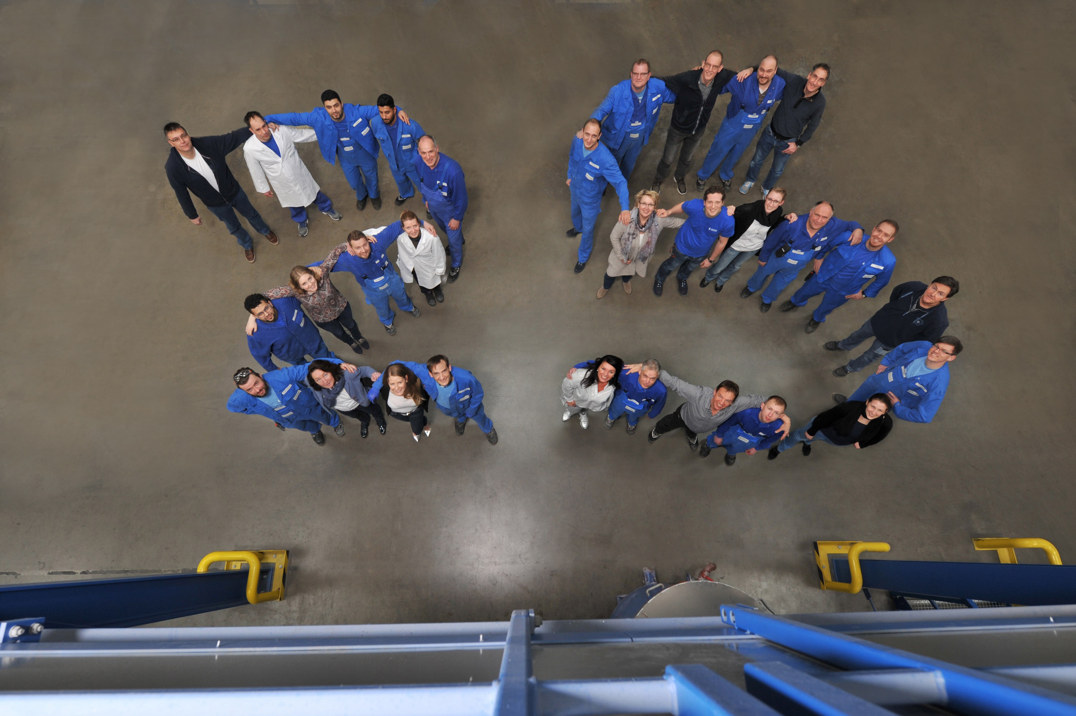 25-jähriges Firmenjubiläum der STOCKMEIER Urethanes Gruppe Mitarbeitende von STOCKMEIER Urethanes stehen zusammen und bilden eine 25 zum Firmenjubiläum im Jahr 2016