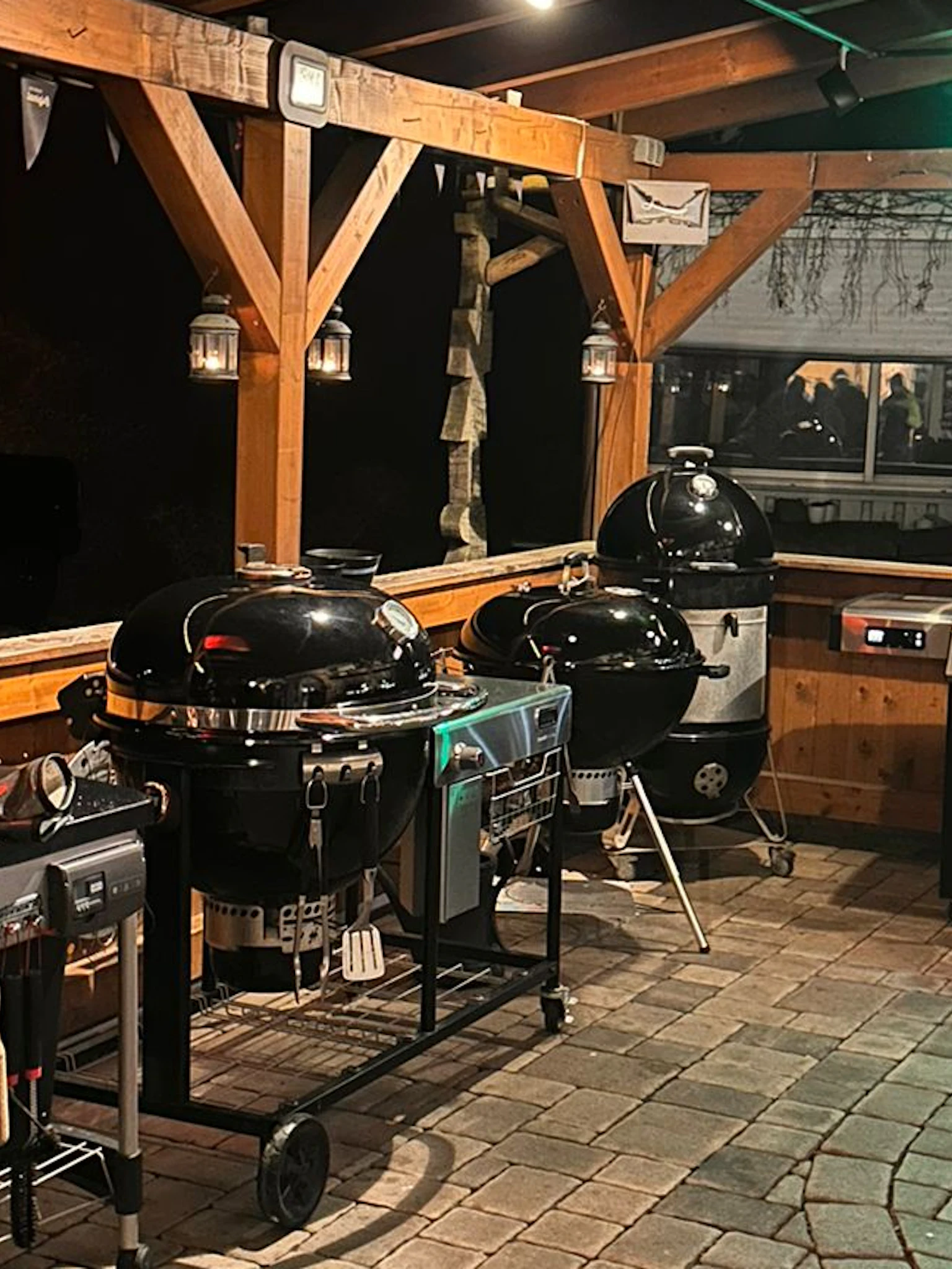 Kochschule des Forum Culinaire Viele Grills in der Kochschule des Forum Culinaire nebeneinander