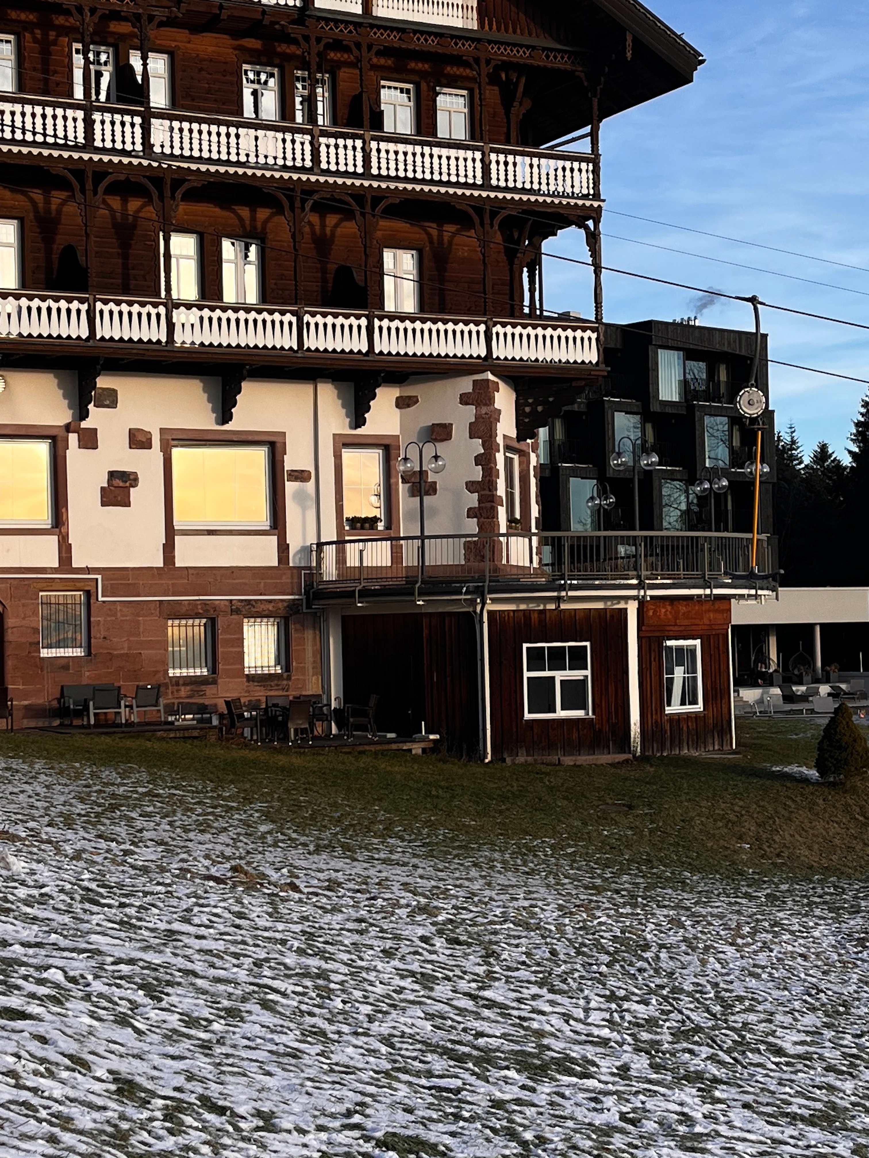 Frontansicht des Hotel Lauterbad Frontansicht des Hotel Lauterbad während Schnee