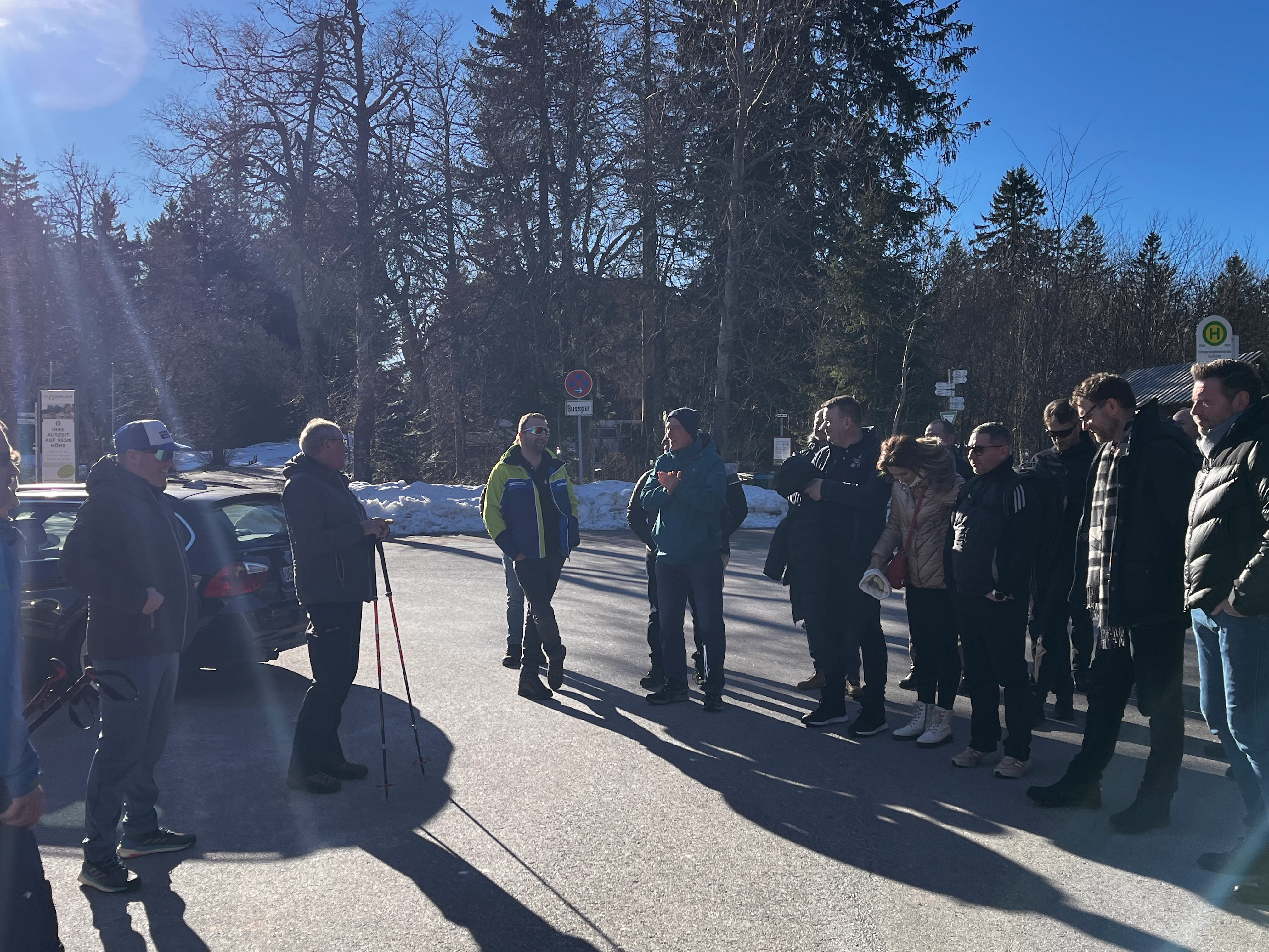 Gruppenfoto Waldwanderung Teilnehmende stehen herum während strahlendem Sonnenschein