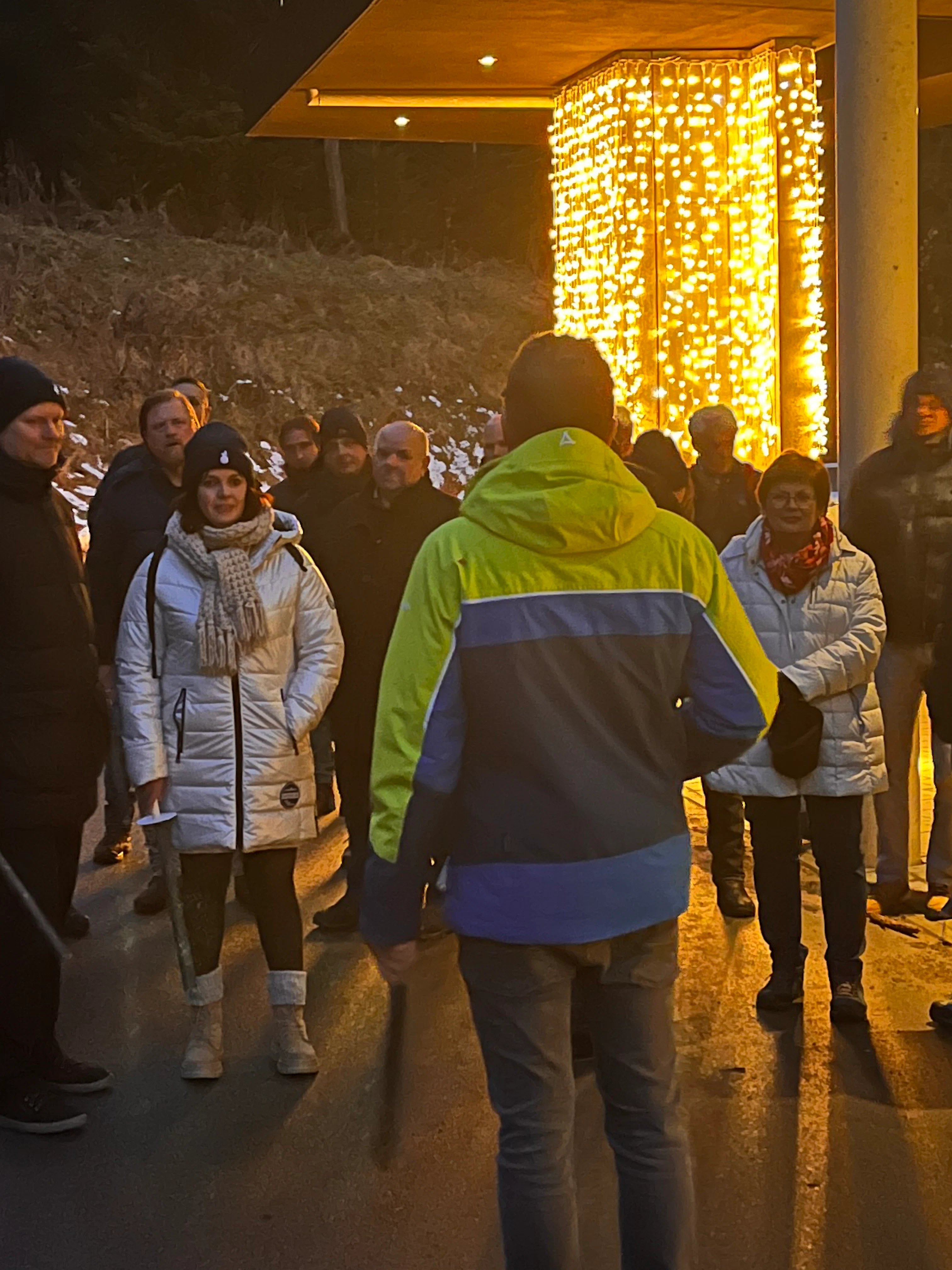 Einführung kurz vor der Fakelwanderung Adrian Krämer gibt eine kurze Einführung zur bevorstehenden Fakelwanderung, die Teilnehmenden hören ihm gespannt zu