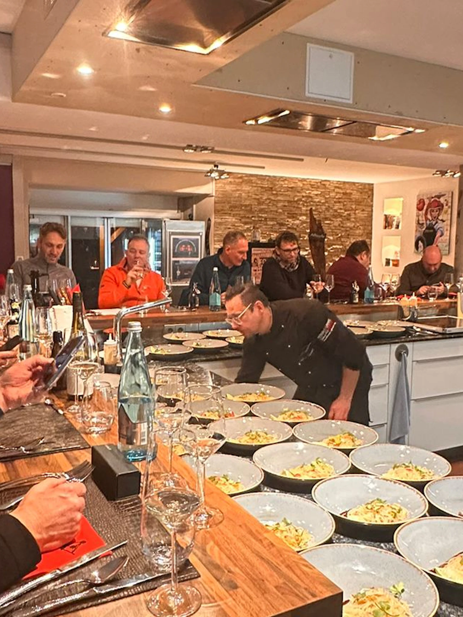 Gemeinsames Abendessen im Forum Culinaire Teilnehmende die an der Bar sitzen und ein Steak im Forum Culinaire essen