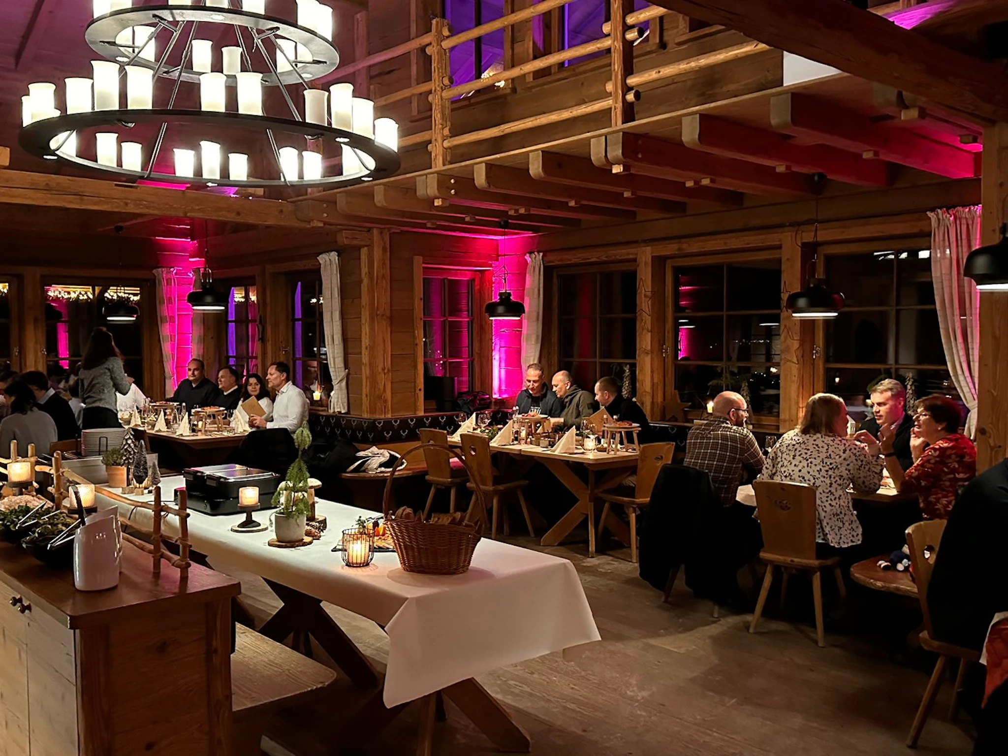 Gemeinsamer Fondue-Abend Das Team genießt ein gemeinsames Fondue-Abendessen in der Hütte Lauterbad