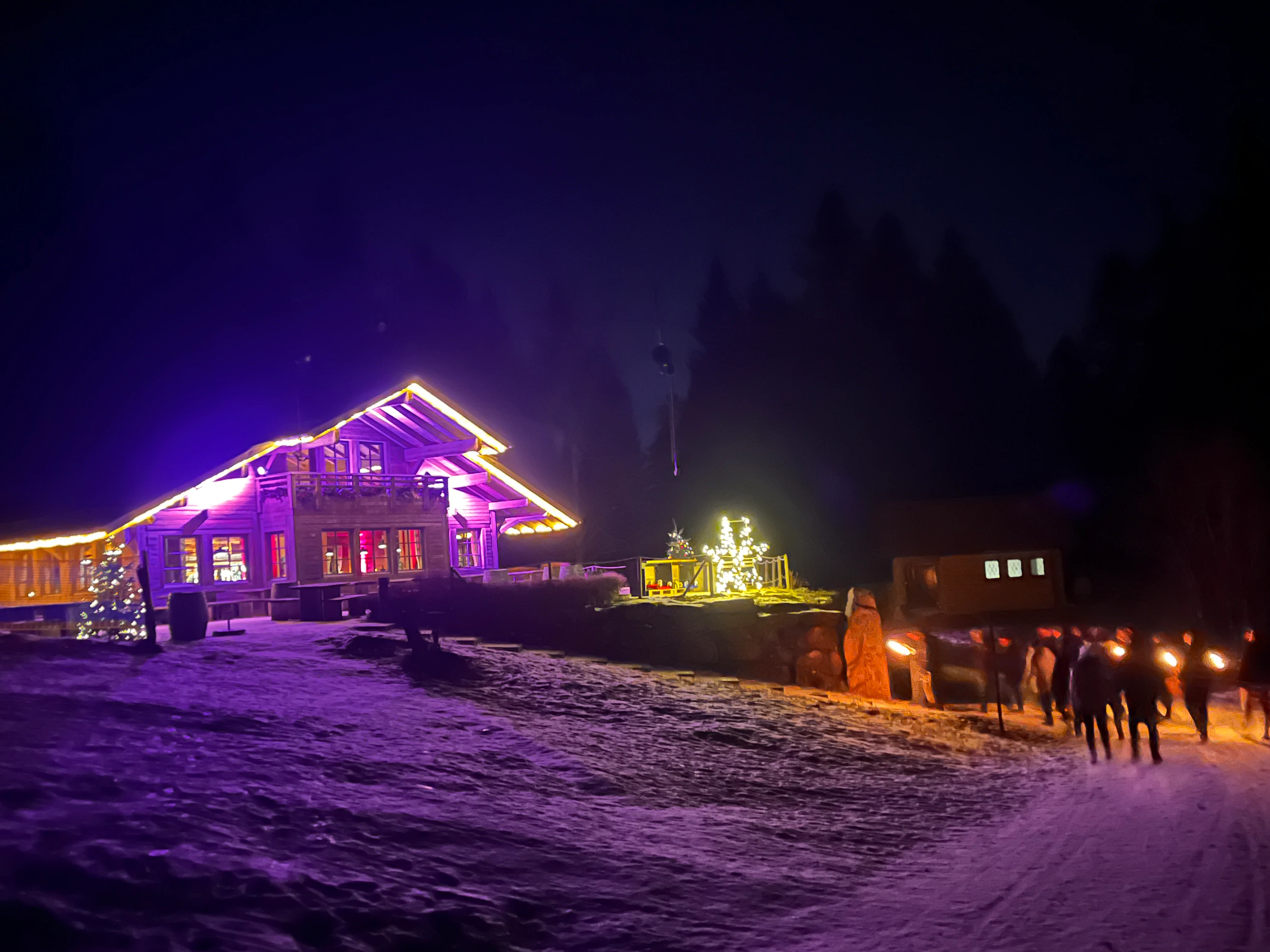Hütte Lauterbad bei Nacht Seitenansicht der beleuchteten Hütter Lauterbad in der Nacht