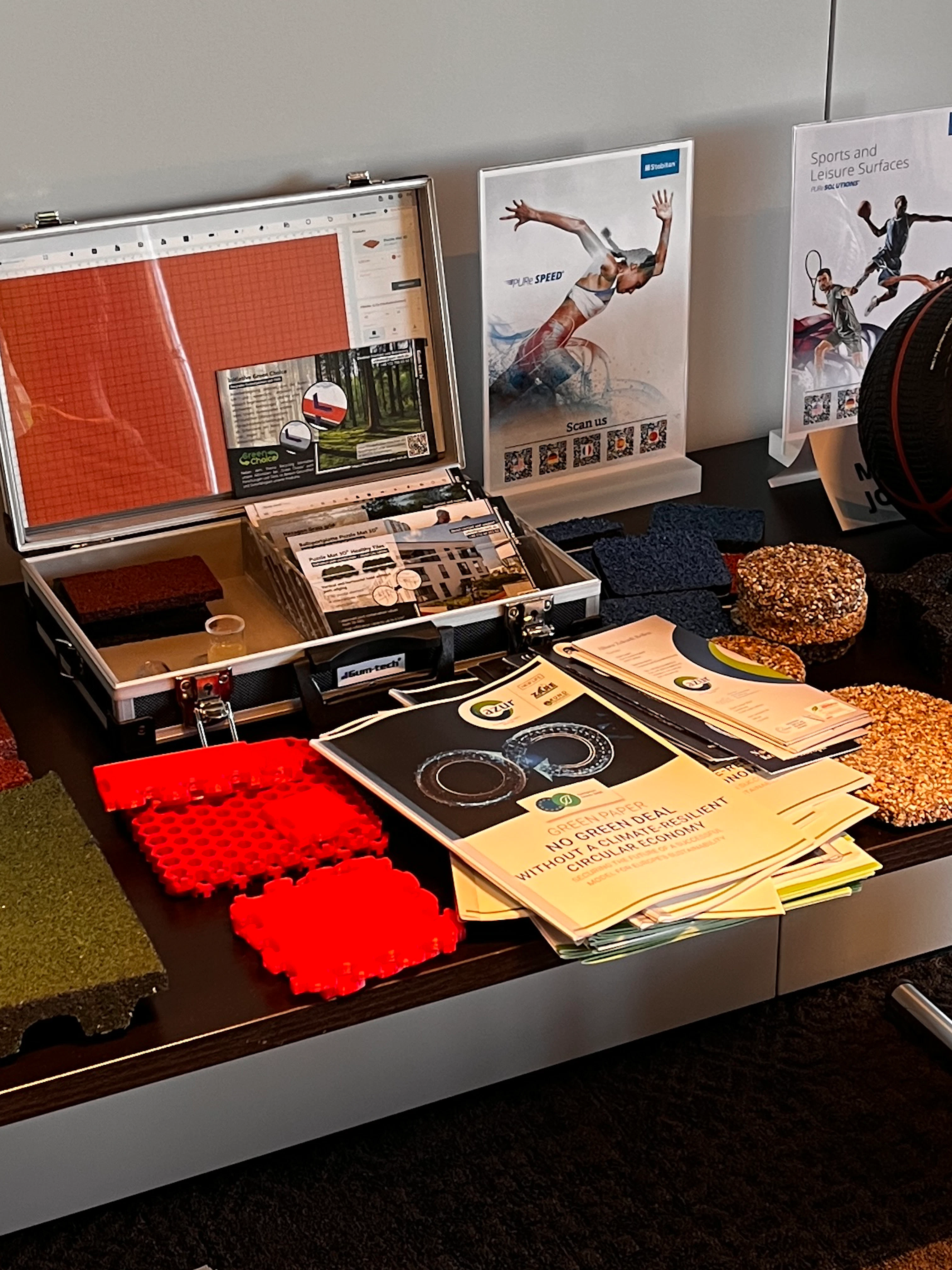 Sport- und Freizeitboden Musterübersicht Tisch mit viele verschiedenen Sport- und Freizeitbodenmustern im Besprechungsraum