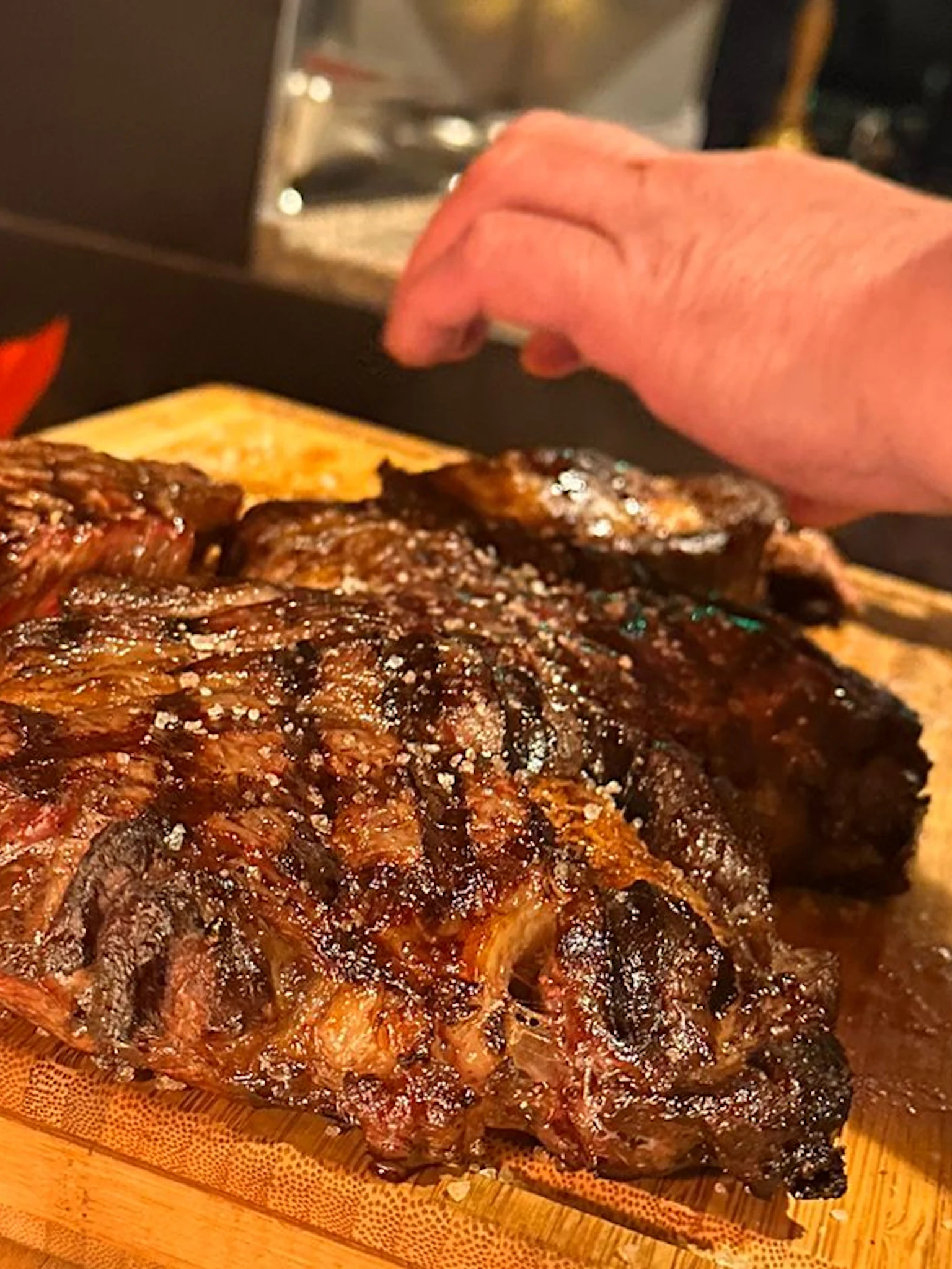 Steak im Forum Culinaire Ein Steak wird mit einem großen Küchenmesser geschnitten
