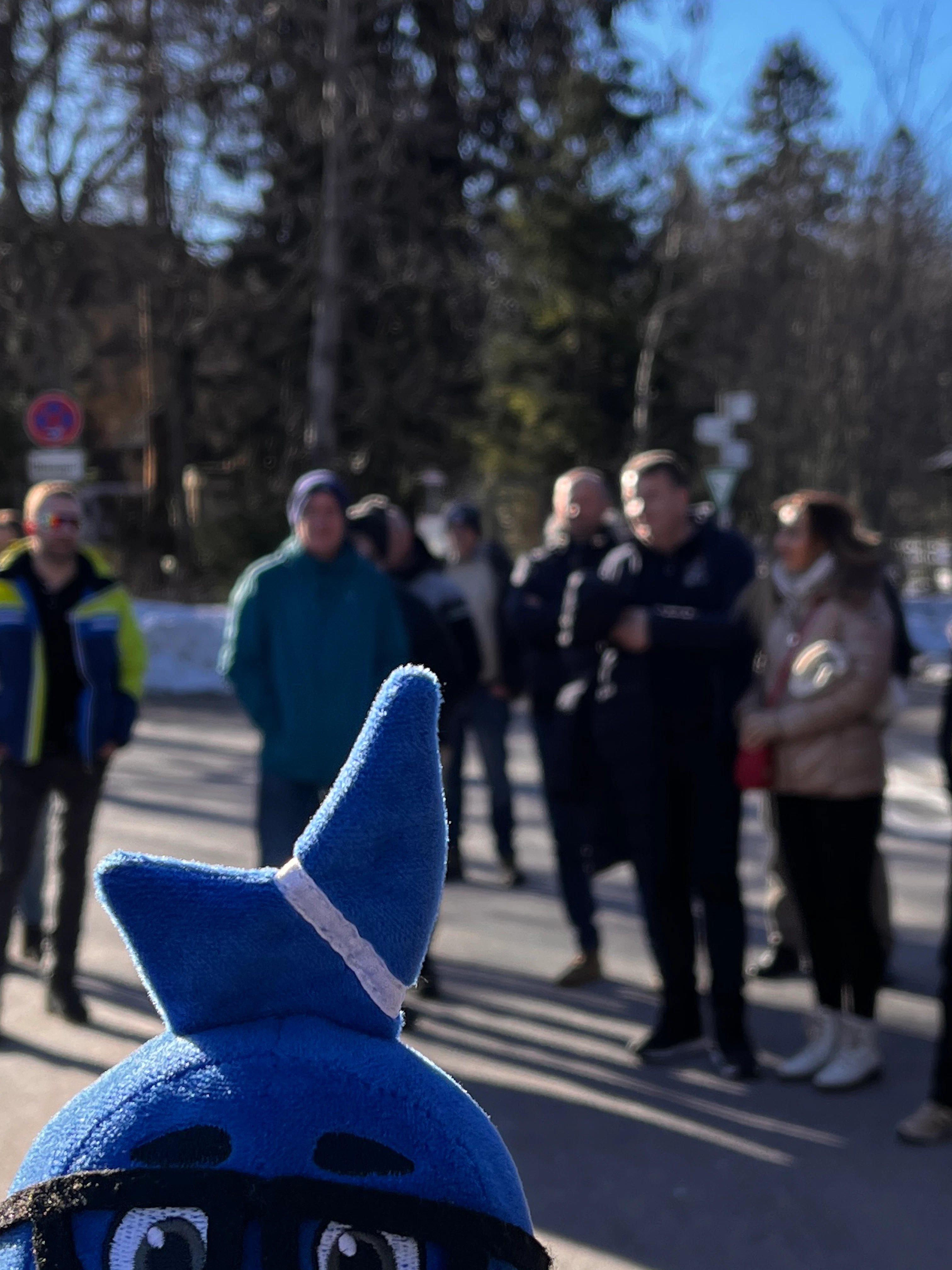 Stobi kurz vor der Wanderung Stobi steht vor allen Wanderern bei schönstem Sonnenschein