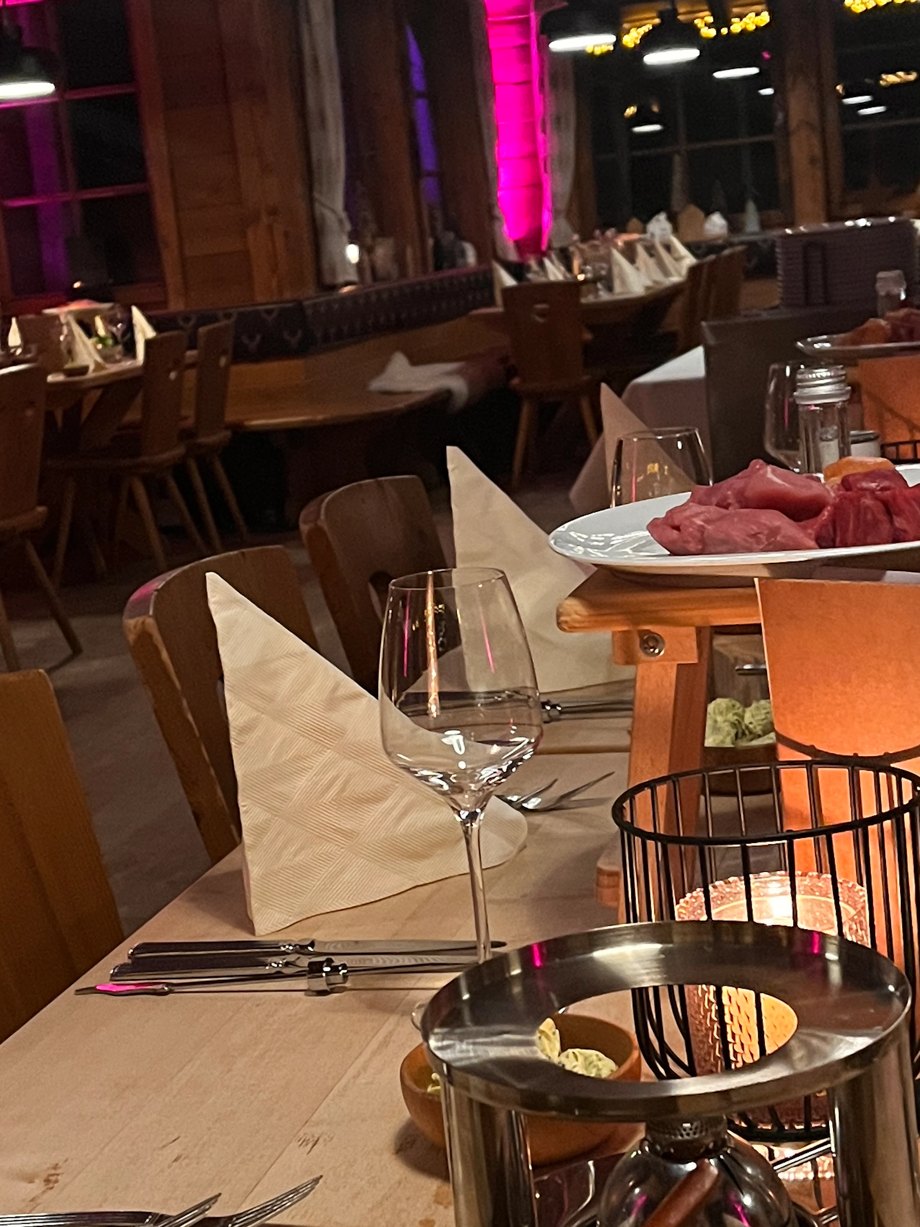 Tisch während des Fondue-Abends Tisch mit Fondue und Dips, vorbereitet für das Abendessen