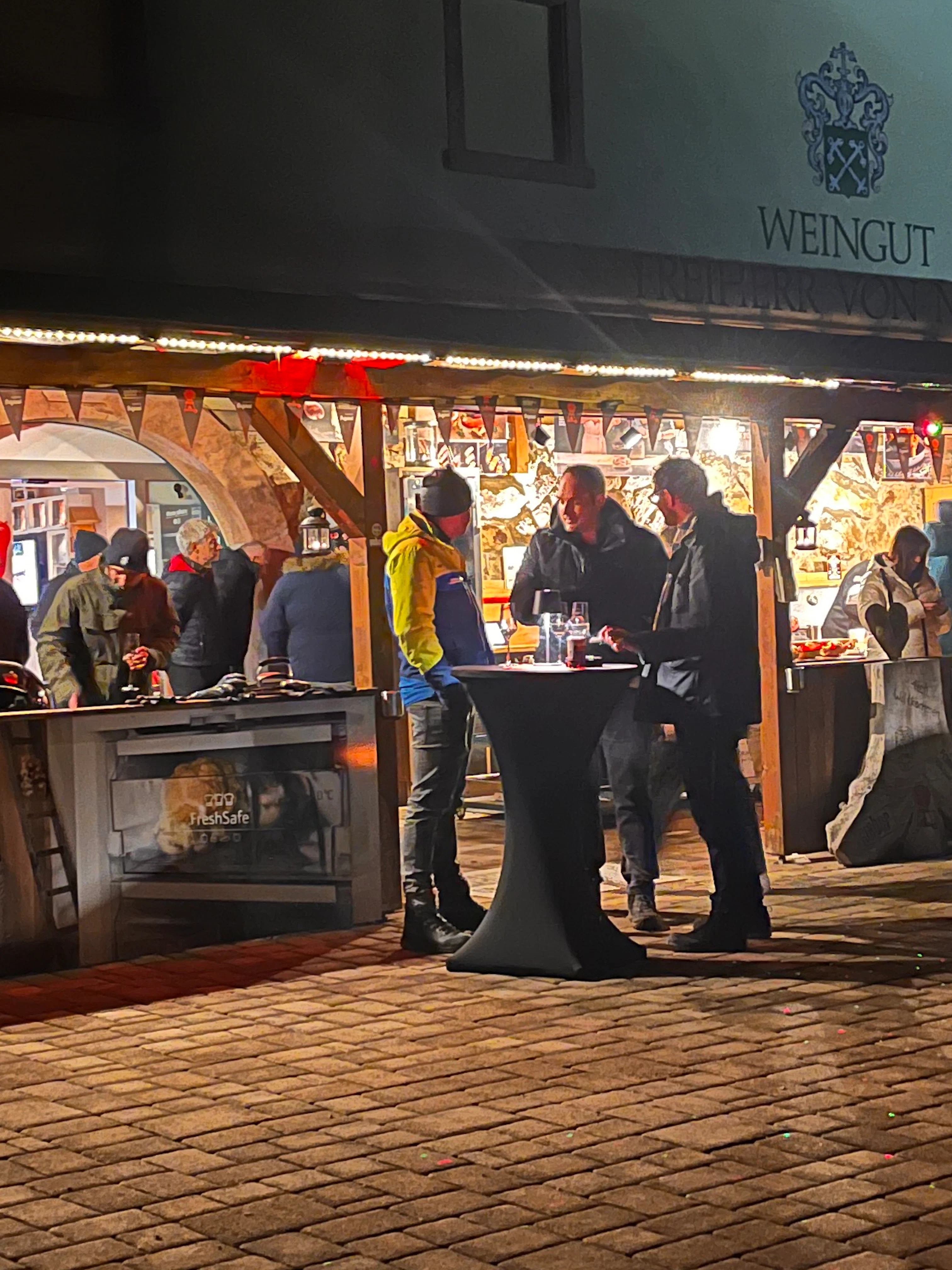 Willkommen im Forum Culinaire in Dullbach Sicht auf das Forum Culinaire während das Team innen drin steht