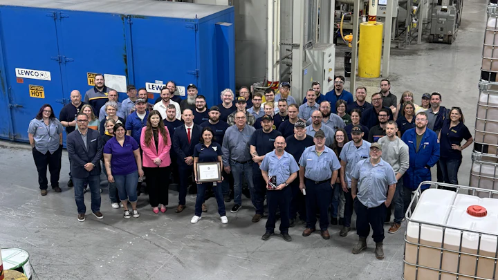 USA employee group picture in the production area