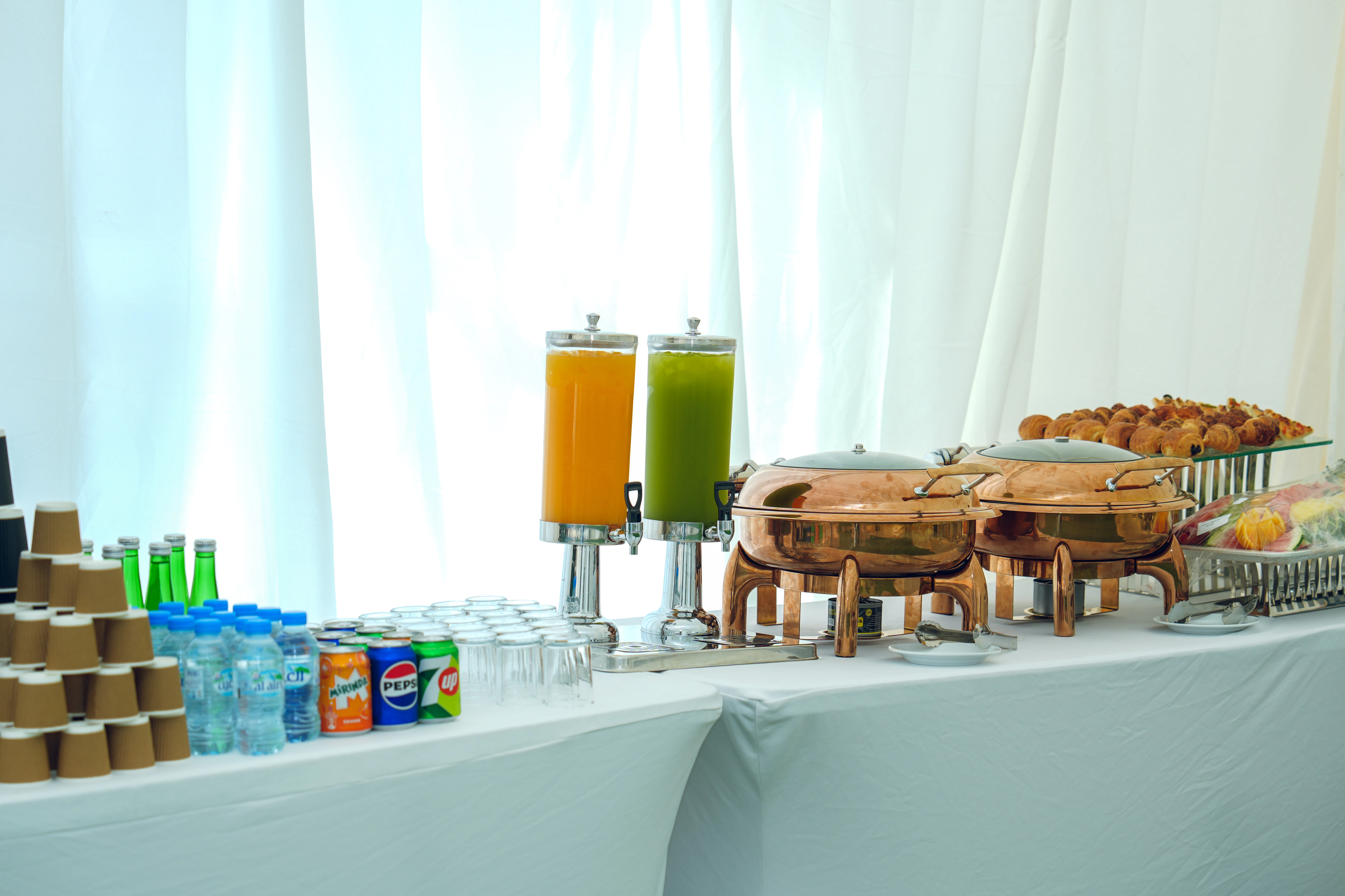 Buffet während der Spatenstich Zeremonie Buffet mit Getränken und warmhalte Behältern für das Mittagessen