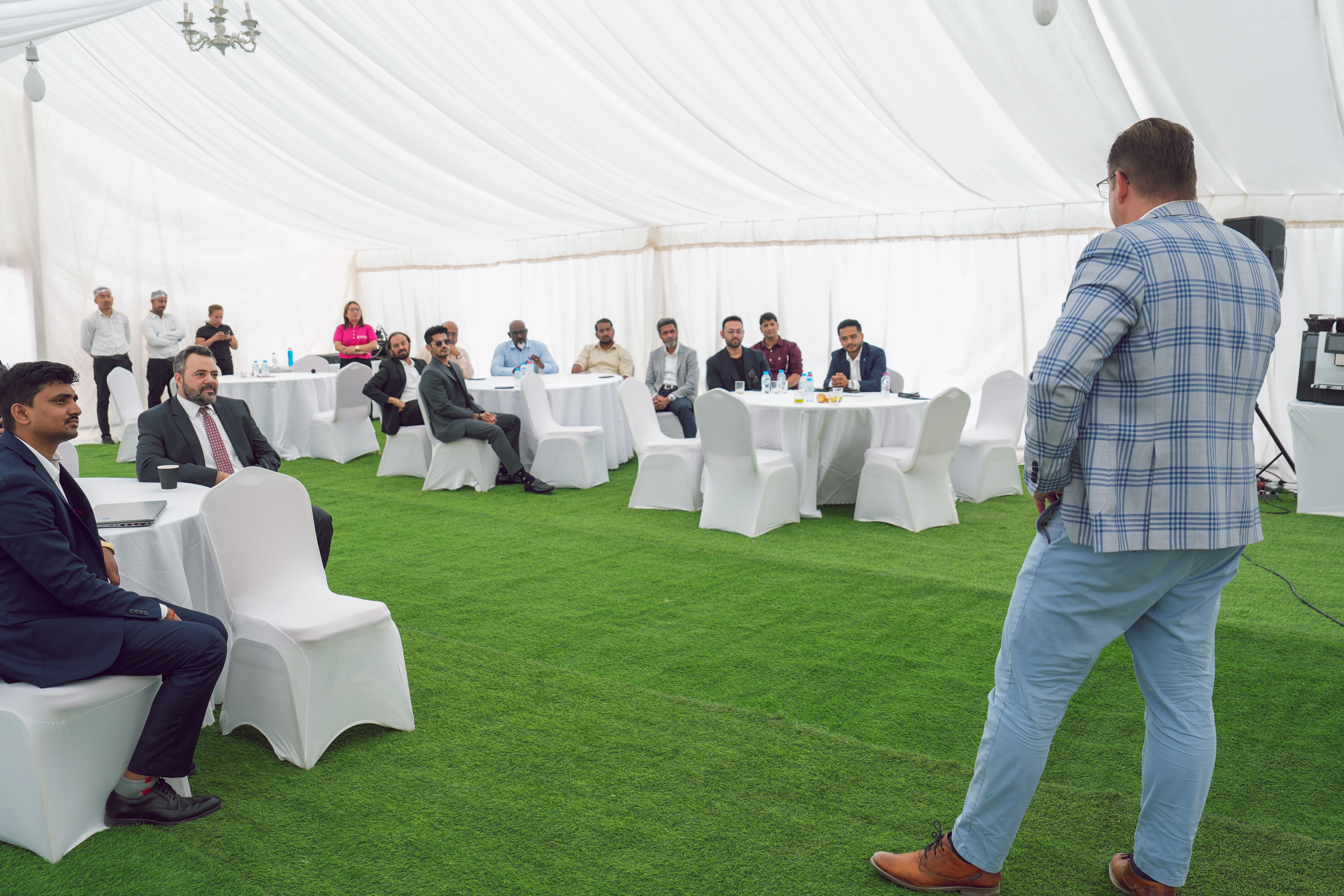 Markus Lamb heißt Gäste willkommen CEO Markus Lamb steht vor seinen Gästen im Zelt und spricht