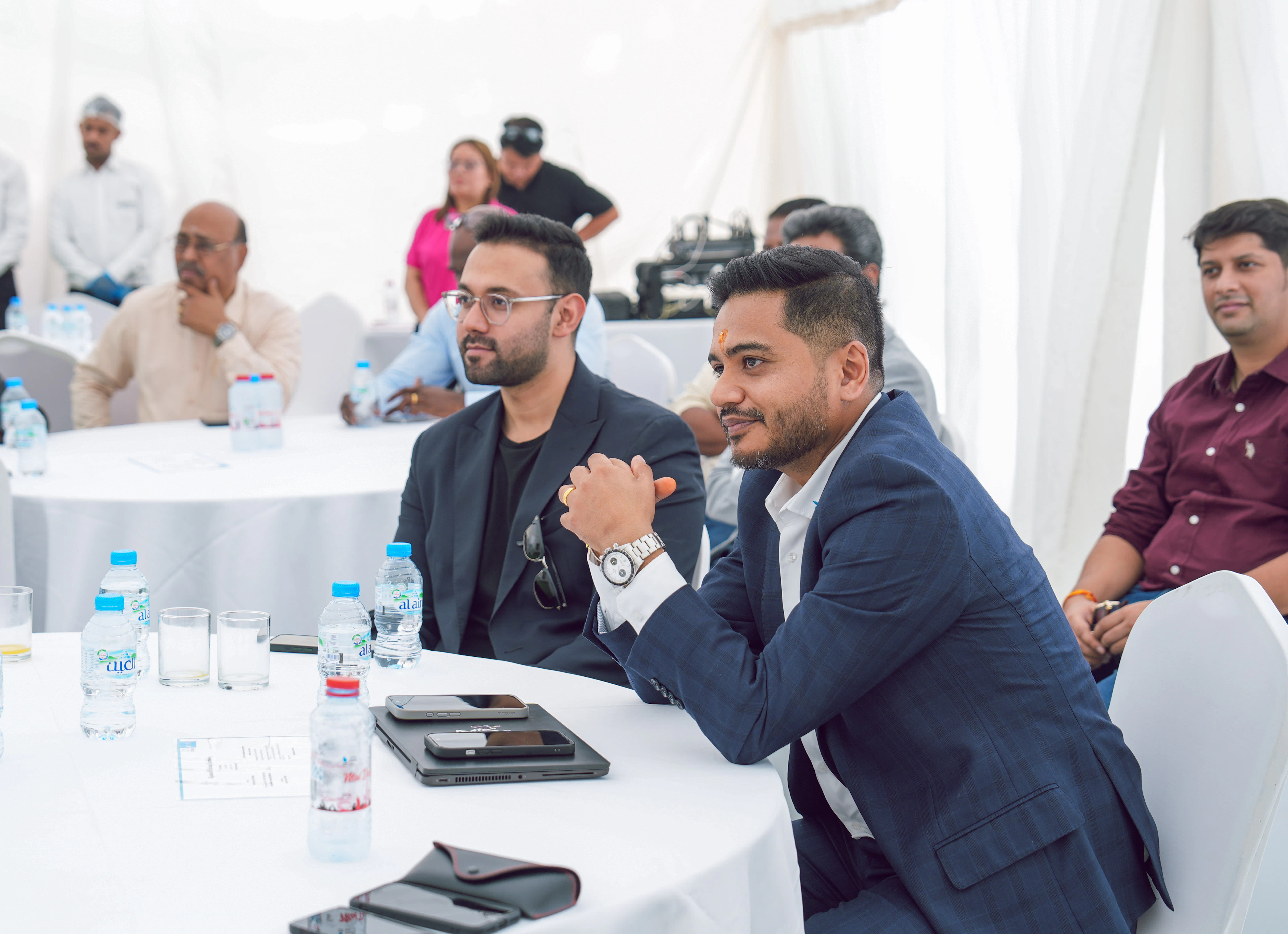 Ranjeet Singh und Aditya Thapar sitzen an einem Tisch Ranjeet Singh und Aditya Thapar sitzen an einem weißen, runden Tisch