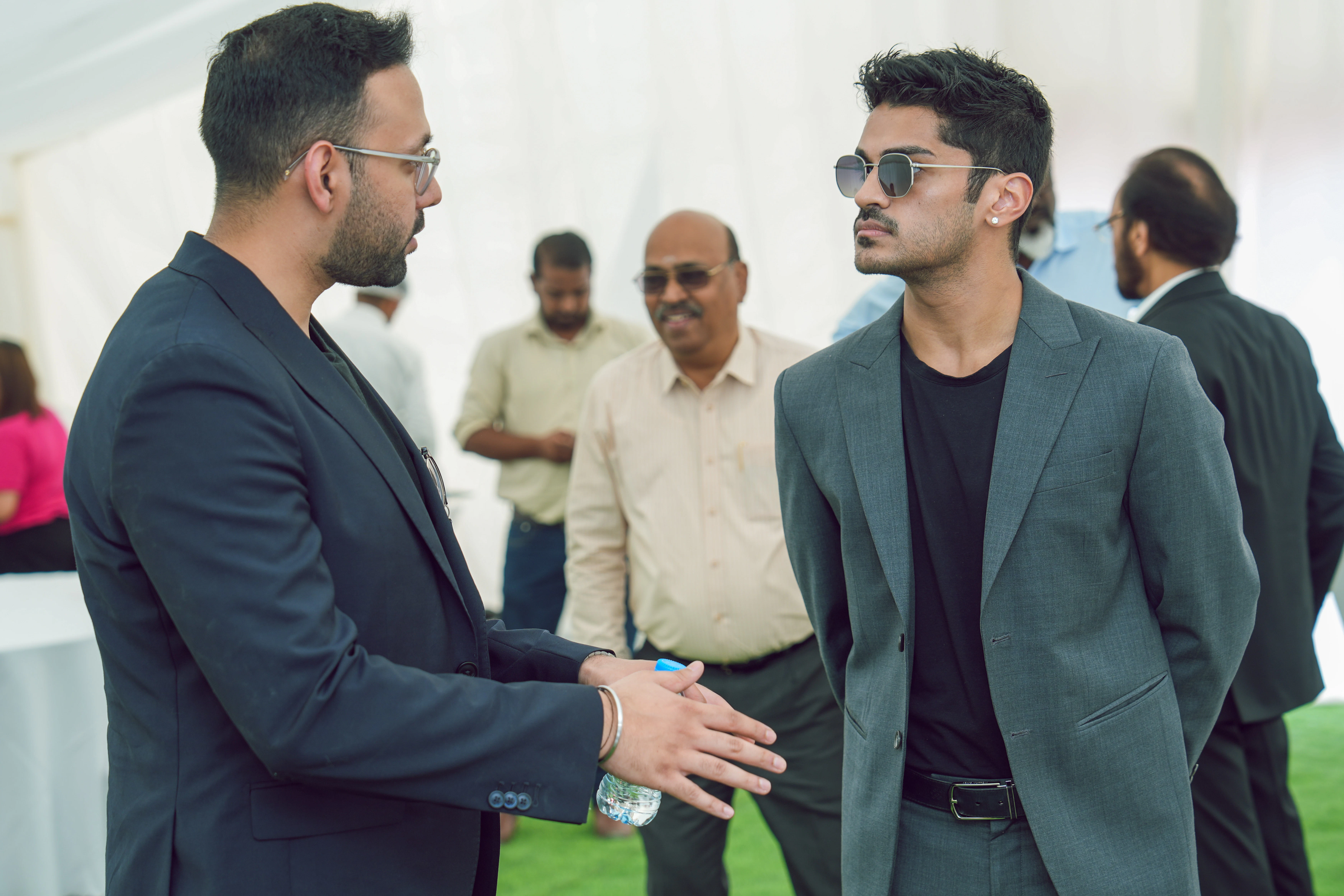 Außendienstmitarbeiter Aditya Thapar im Gespräch mit einem Partner Aditya Thapar im Gespräch mit einem Gast, im Hintergrund mehrere Personen