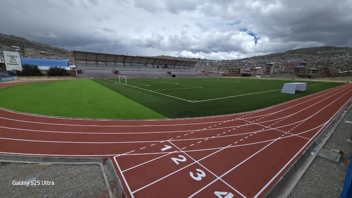 Stobitan® SW running track at Estadio Daniel Alcides Carrión in Cerro de Pasco, Peru, surrounded by the Andes.