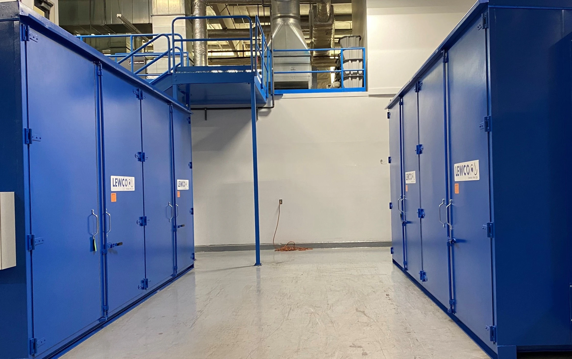 Neues Produktionsequipment zieht bei STOCKMEIER Urethanes USA ein Blaue Schränke stehen in einer Produktionshalle