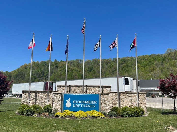 Gehisste Flaggen vor dem STOCKMEIER Urethanes Standort in den USA