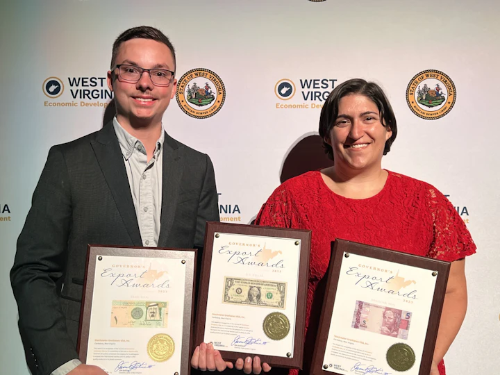 Mitarbeiter von STOCKMEIER Urethanes USA, Inc. nehmen internationale Markteintrittspreise entgegen