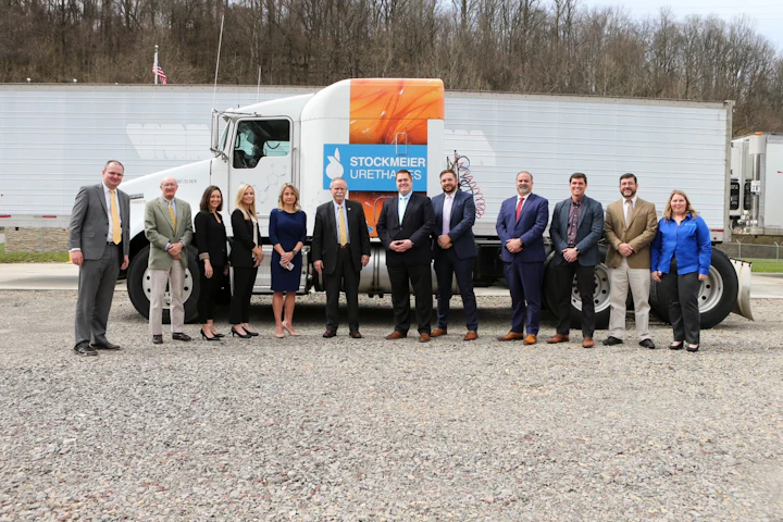 Gruppenfoto vor einem LKW mit dem U.S. Kongressabgeordneten David McKinley