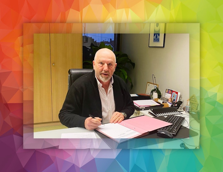 Jean-Marie Rohmer sitzt an einem Schreibtisch