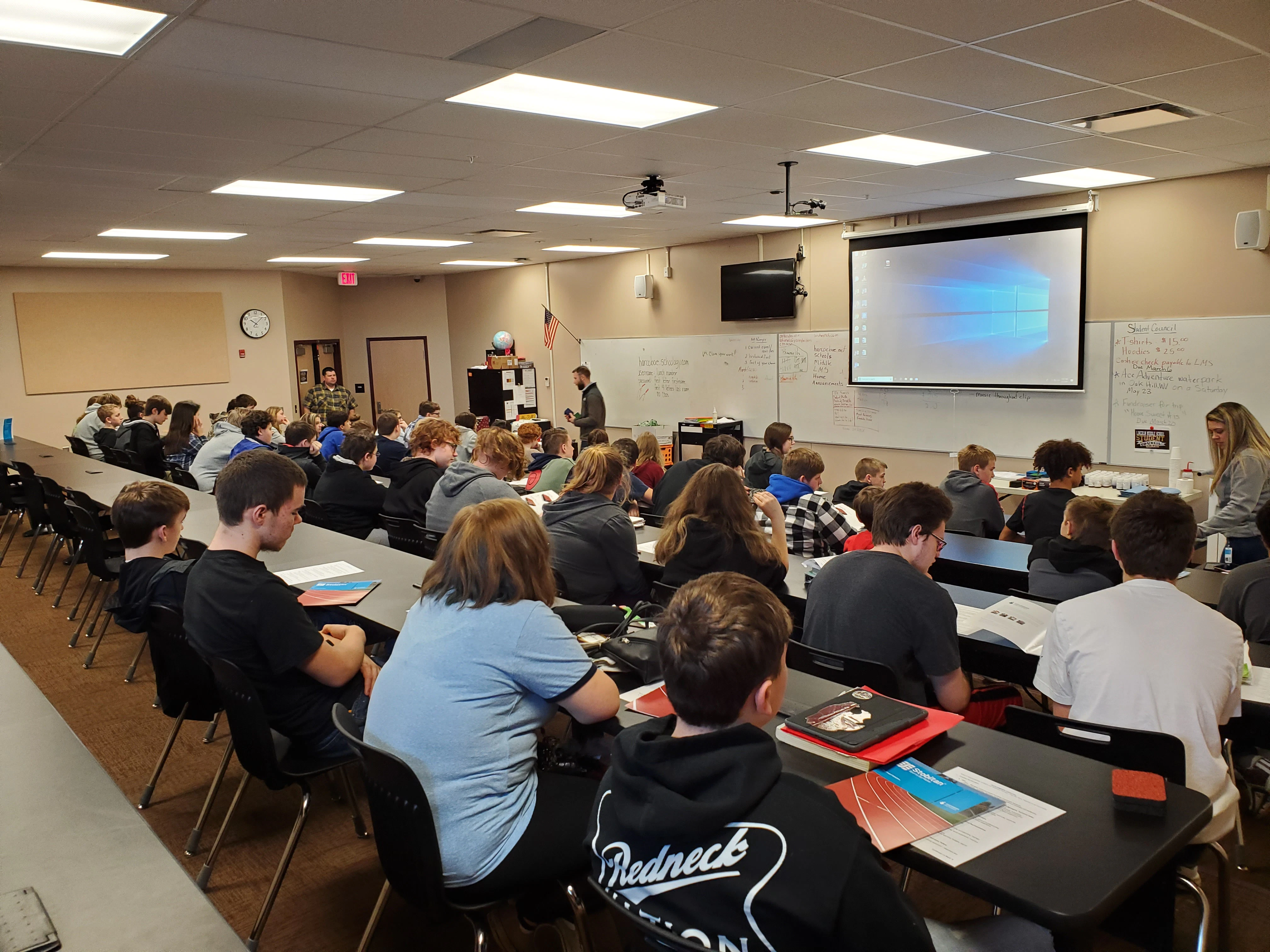 STOCKMEIER Urethanes kooperiert mit WVMA 2 Kinder sitzen an Tischen und folgen dem Vortrag eines Mannes