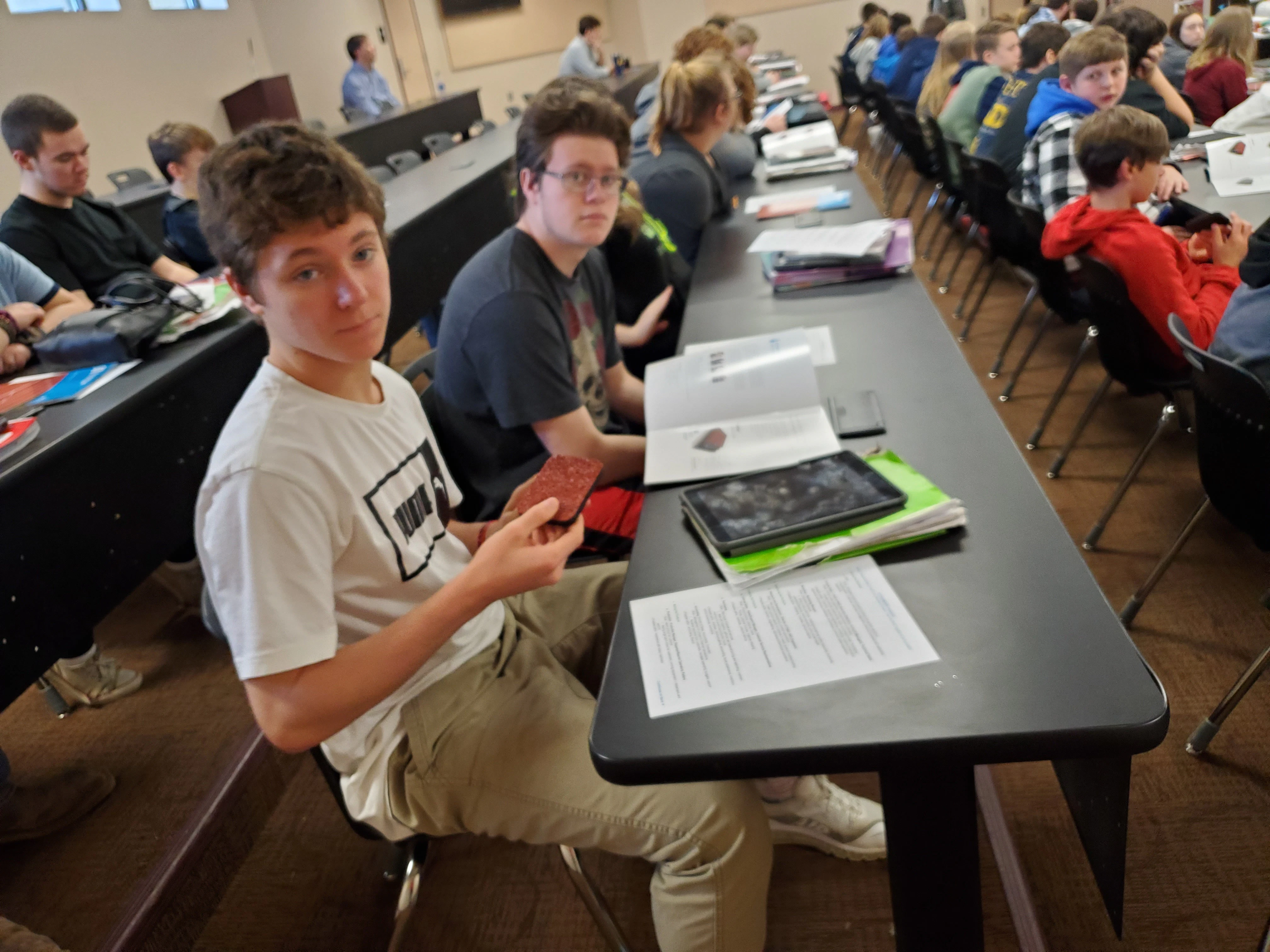 STOCKMEIER Urethanes kooperiert mit WVMA 3 Nahaufnahme von Jungs die an einem Tisch sitzen und ein Handy in der Hand halten