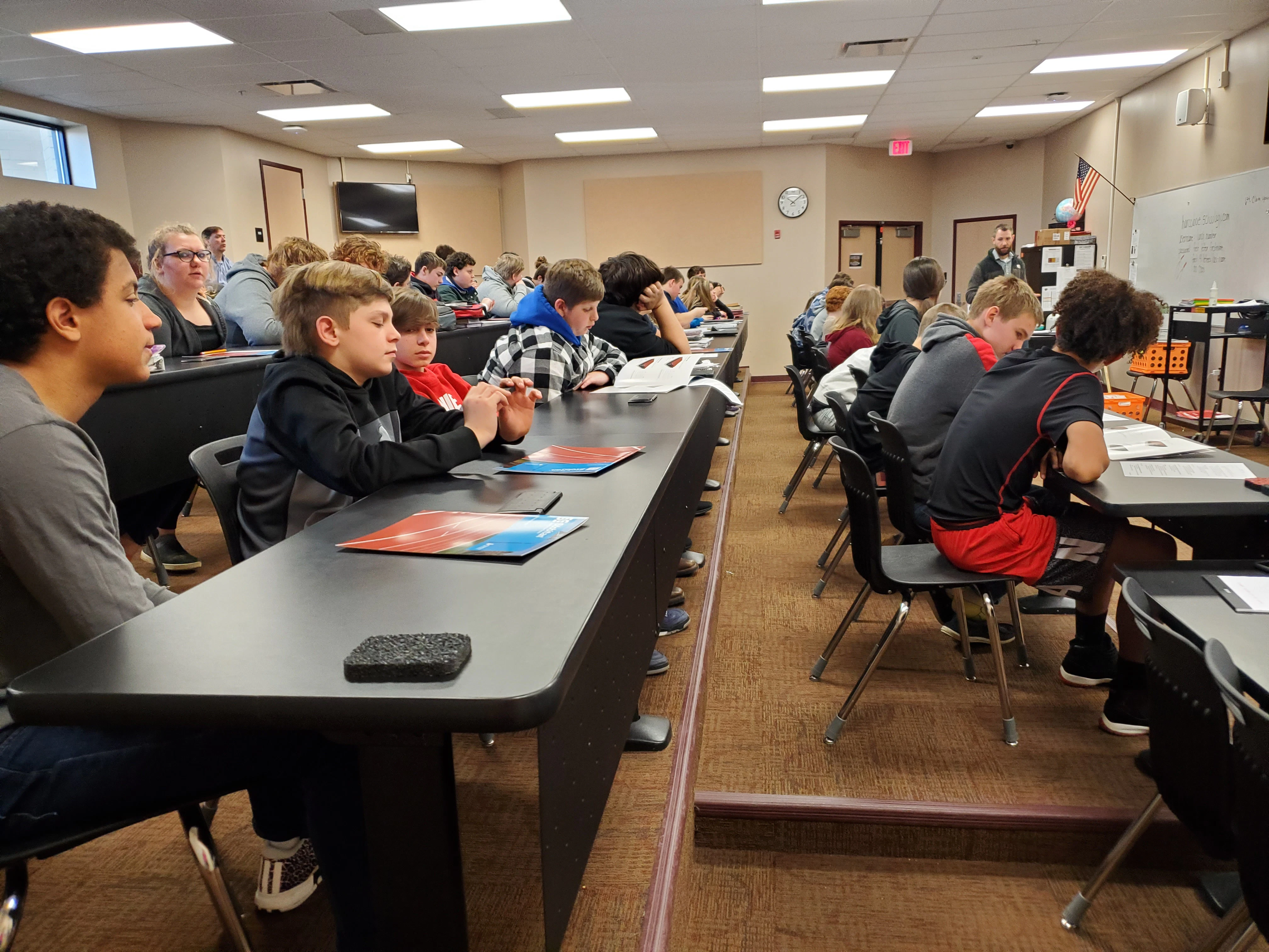 STOCKMEIER Urethanes kooperiert mit WVMA 4 Foto zwischen zwei Tischreihen an denen Kinder sitzen