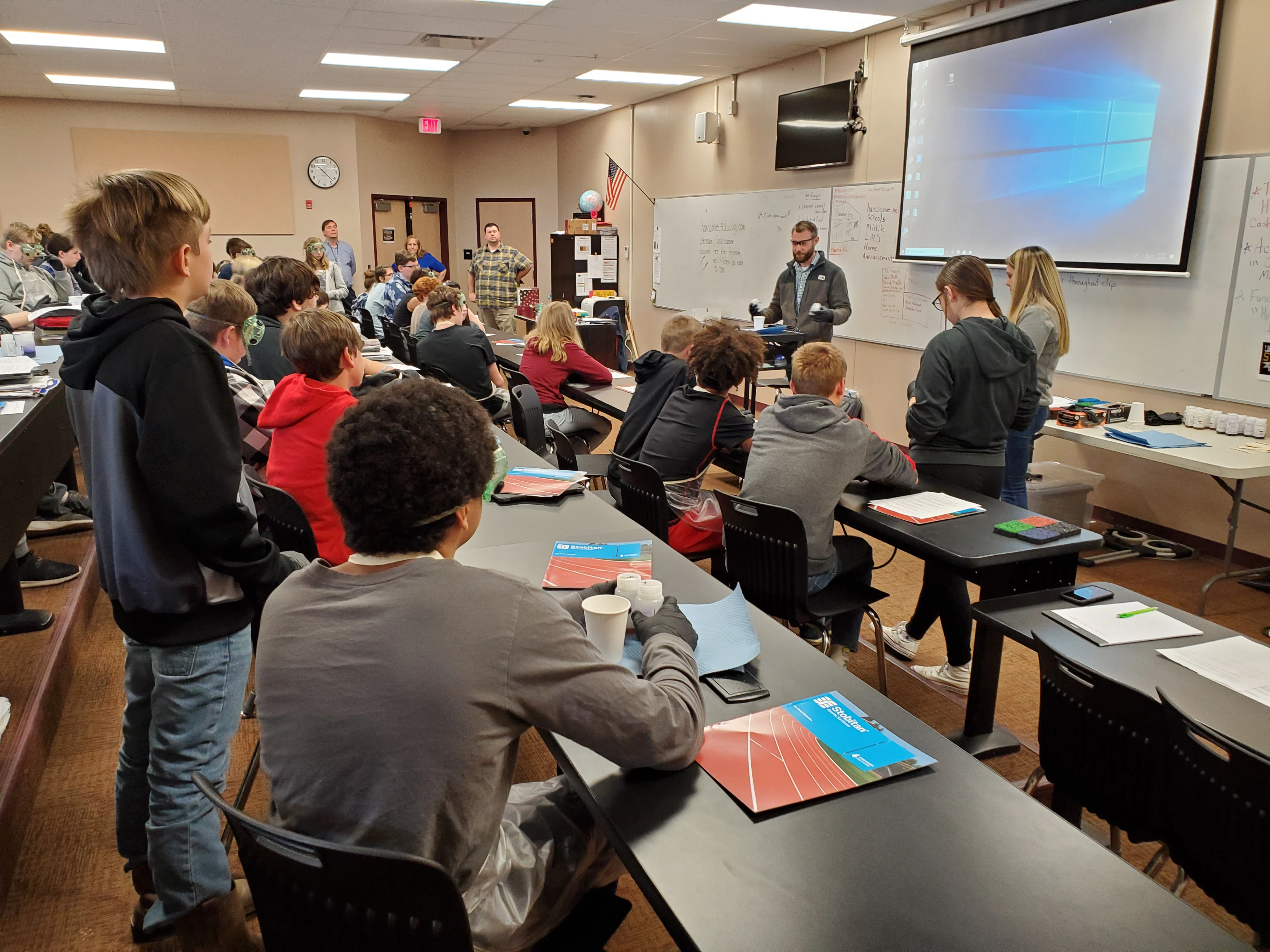 STOCKMEIER Urethanes kooperiert mit WVMA 5 Schulklasse im Klassenzimmer verfolgt den Vortrag eines Mannes
