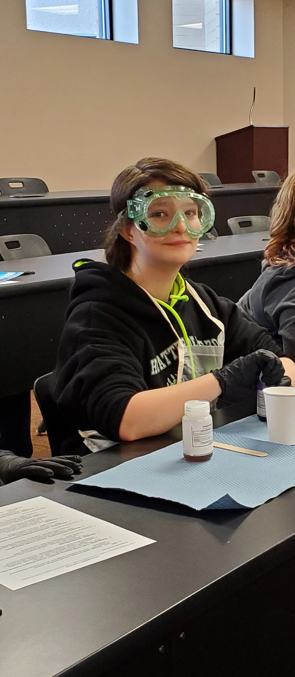 STOCKMEIER Urethanes kooperiert mit WVMA 6 Nahaufnahme eines Jungen der eine Schutzbrille trägt und in die Kamera schaut