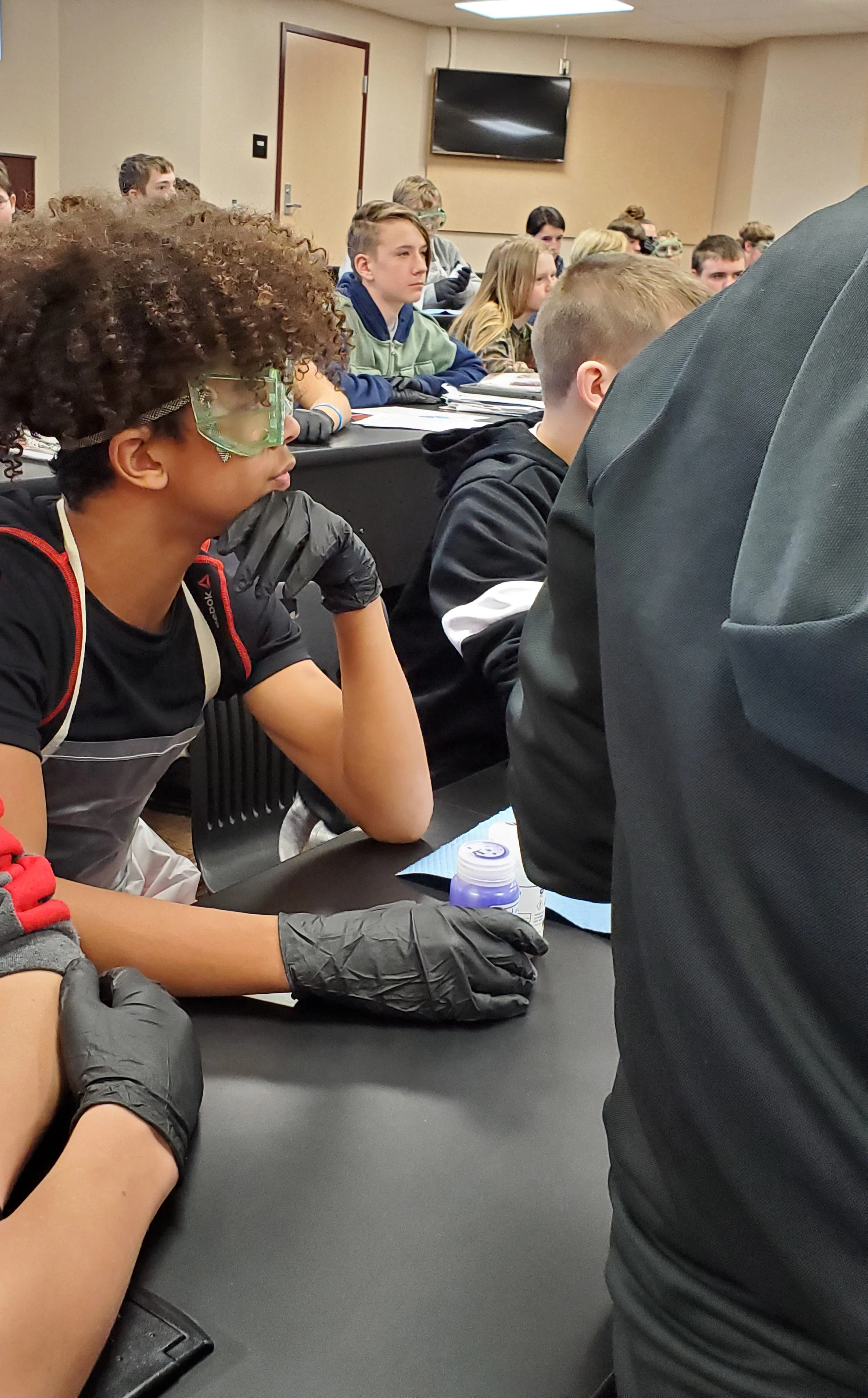 STOCKMEIER Urethanes kooperiert mit WVMA 8 Schüler mit Schutzkleidung schauen nachdenklich