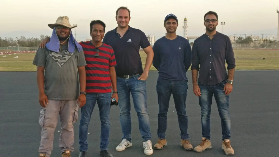 Freizeiteinrichtung für die königliche omanische Polizei in Oman 10 Fünf Männer stehen nebeneinander und lächeln in die Kamera