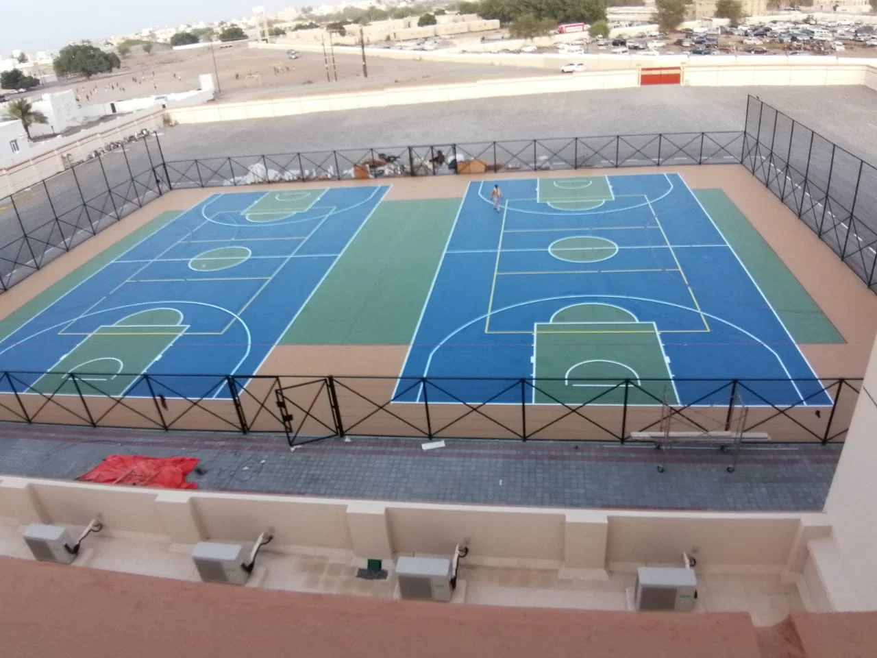 Freizeiteinrichtung für die königliche omanische Polizei in Oman 12 Zwei Freizeiteinrichtungen mit mehrfarbigem Bodenbelag von oben fotografiert