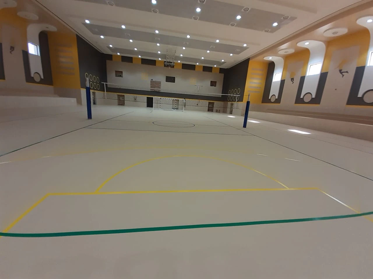 Freizeiteinrichtung für die königliche omanische Polizei in Oman 15 Foto in einer Turnhalle mit aufgestelltem Volleyballnetz