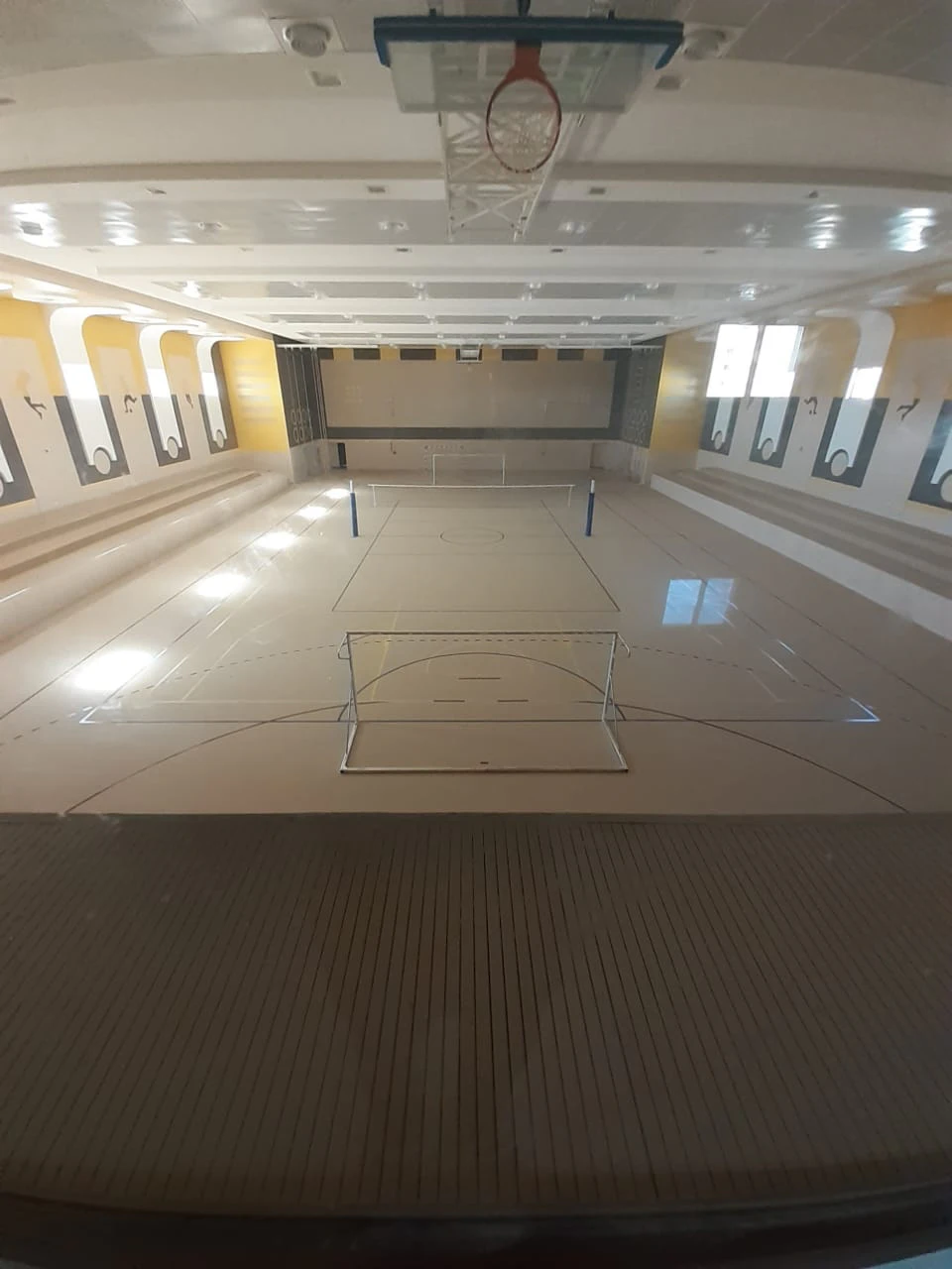 Freizeiteinrichtung für die königliche omanische Polizei in Oman 2 Freizeiteinrichtung von Innen mit zwei Toren und einem Netz in der Mitte