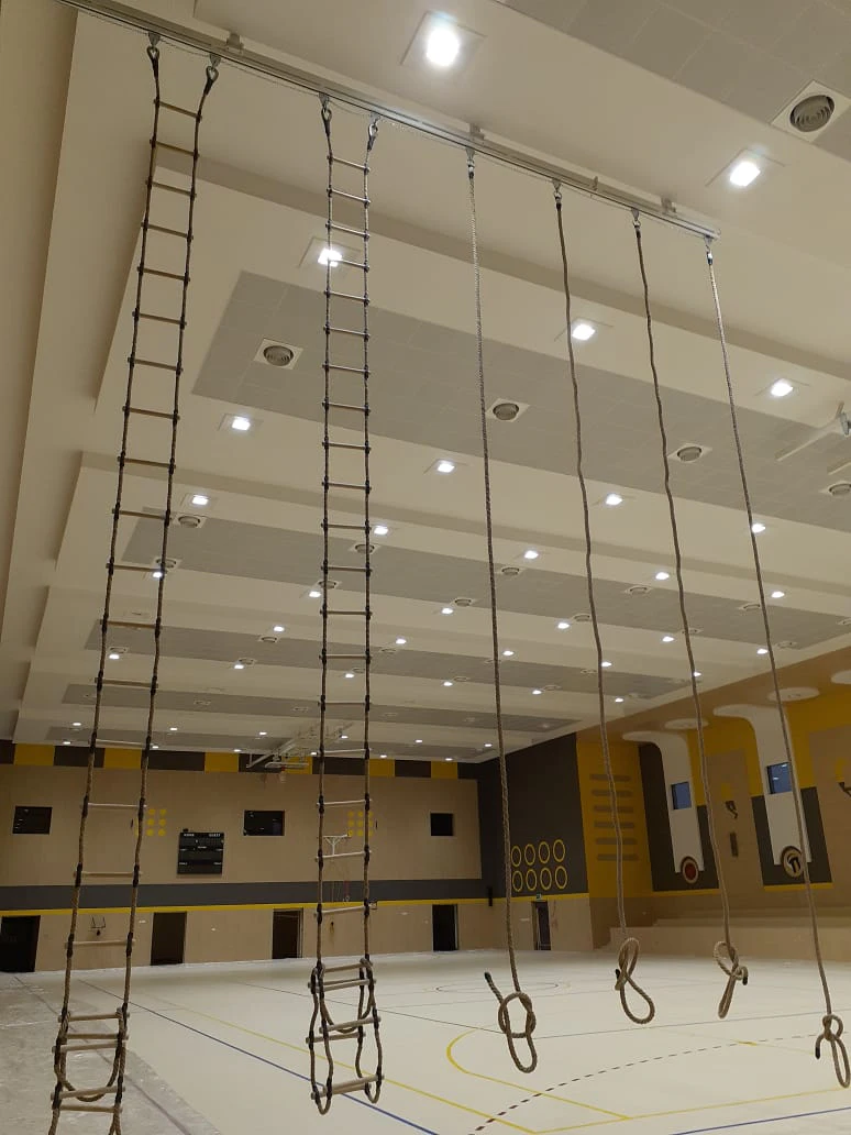 Freizeiteinrichtung für die königliche omanische Polizei in Oman 5 Kletterseile und Hängeleitern die von einer Decke in einer Freizeiteinrichtung hängen