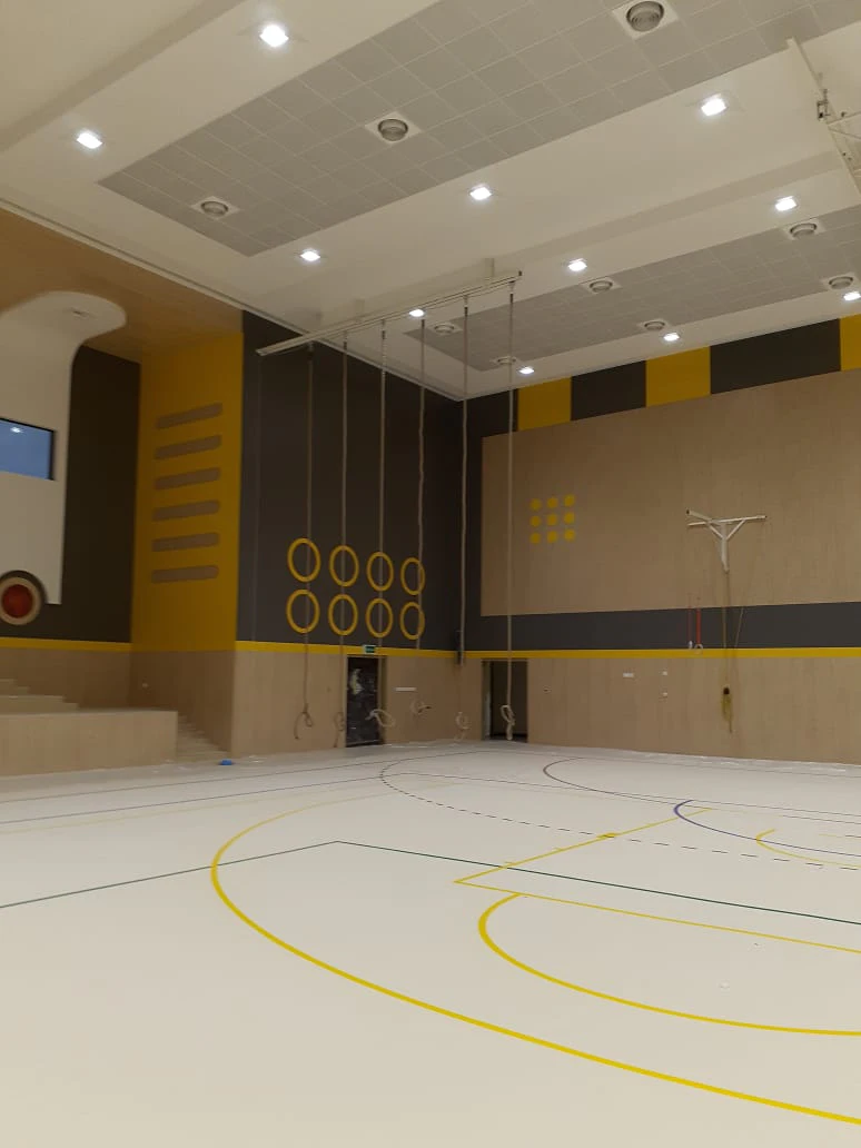 Freizeiteinrichtung für die königliche omanische Polizei in Oman 6 Fernaufnahme von Klettereinrichtung in einer Turnhalle