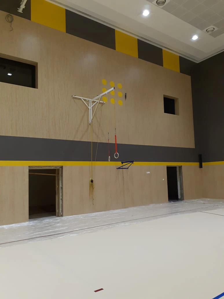 Freizeiteinrichtung für die königliche omanische Polizei in Oman 7 Wandinstallation in einer Turnhalle im Oman