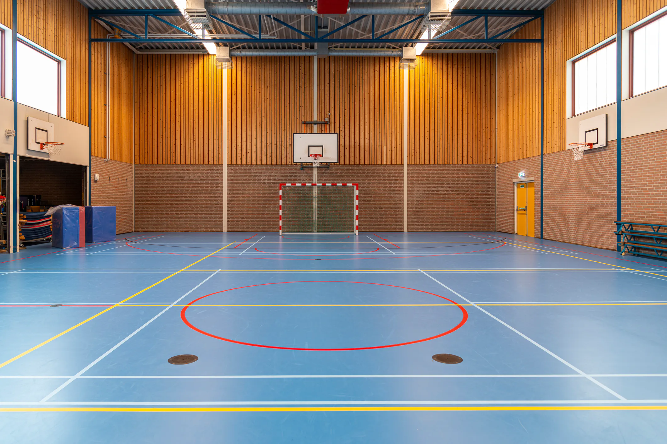 Blue floor gymnasium Synthetic gym flooring systems